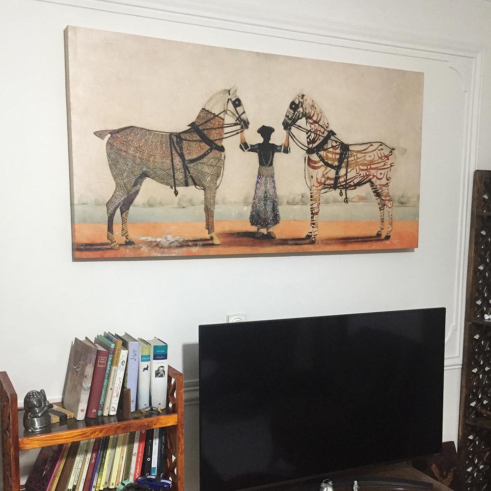 تابلوی دو اسب در دستان مهتر بر روی دیوار خانه
