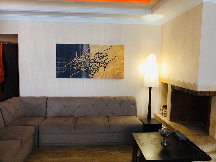 تابلو 2647  هزار جهئ بگردم رنگ طلایی مشکی روی دیوار با دکوراسیون قهوه ای