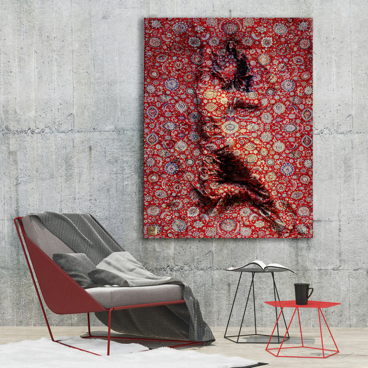 تابلو نقاشی دکوراتیو زنی محو شده در درون گلهای فرش ایرانی از گالری چارگوش مدل 2859