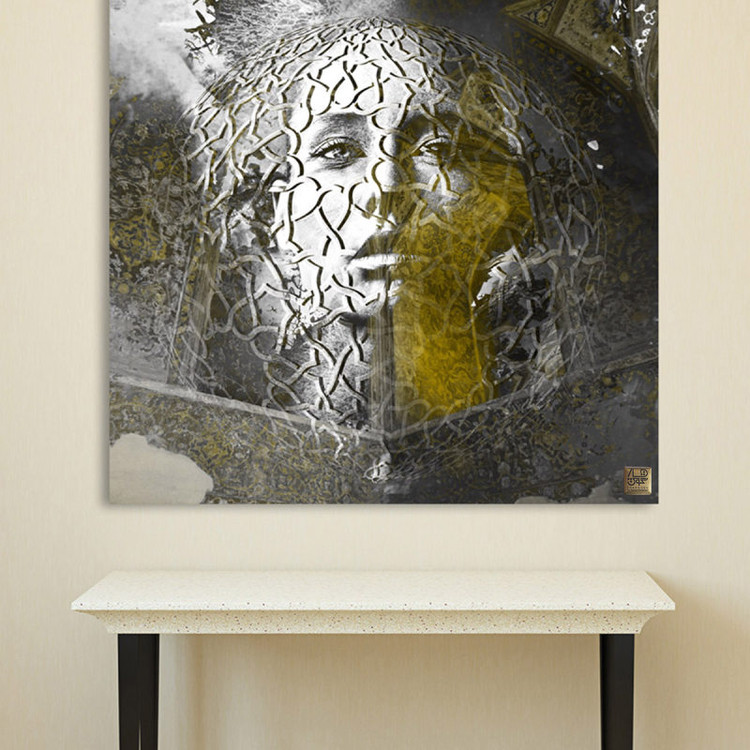 تابلوی نقش رخ ماهرو با نگاهی پر تمنا در دایرهٔ ماه و ستارهٔ خلقت از گالری چارگوش مدل 2582