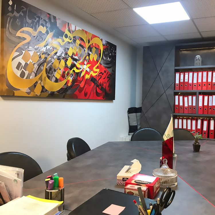 این تابلو با بهرهگیری از عناصر بصری متنوع و شعر زیبای حافظ، تجربهای چندلایه و تأملبرانگیز را برای بیننده فراهم میکند.