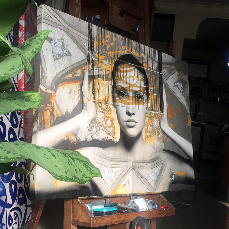 تابلو بوم دختری درون قفس با شعر سعدی عشق تا به صبوری هزار فرسنگ است از گالری چارگوش کنار گلدان