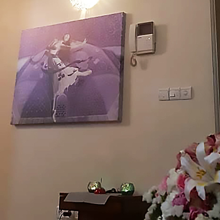 تابلو بوم با شعر انگار که نیستی چو هستی خوش باش از گالری چارگوش کنار آیفون