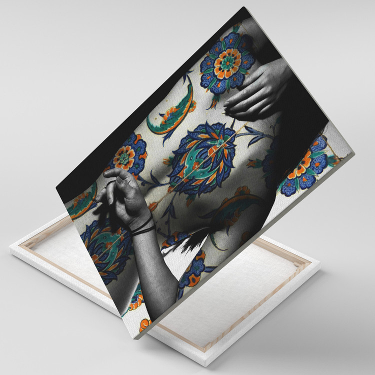 نقاشی دیجیتال روی بوم بانوی گل اندام در باغ خیال از گالری چارگوش