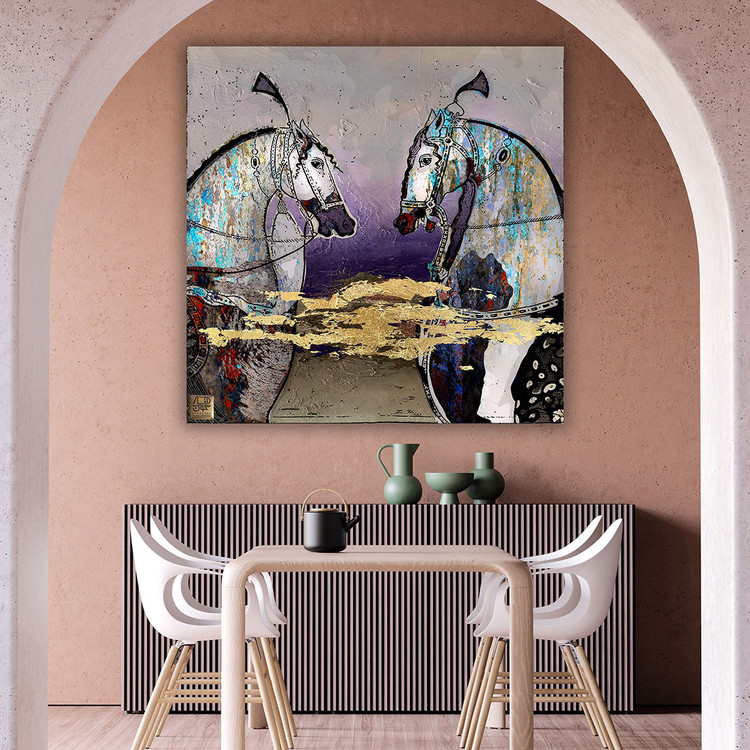تابلو دو اسب تاجدار ایرانی رو در روی هم شکوه یک ملاقاتِ تاریخی در تالار آینه گالری چارگوش مدل 2214 روی دیوار