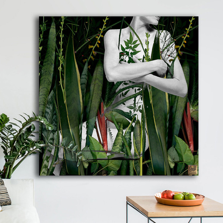 تابلو پیکره ای سفید در آغوش گل و گیاهان سبز با صورتی نیمه پیدا که به سمت راست مینگرد گالری چارگوش مدل 2315 رو دیوار