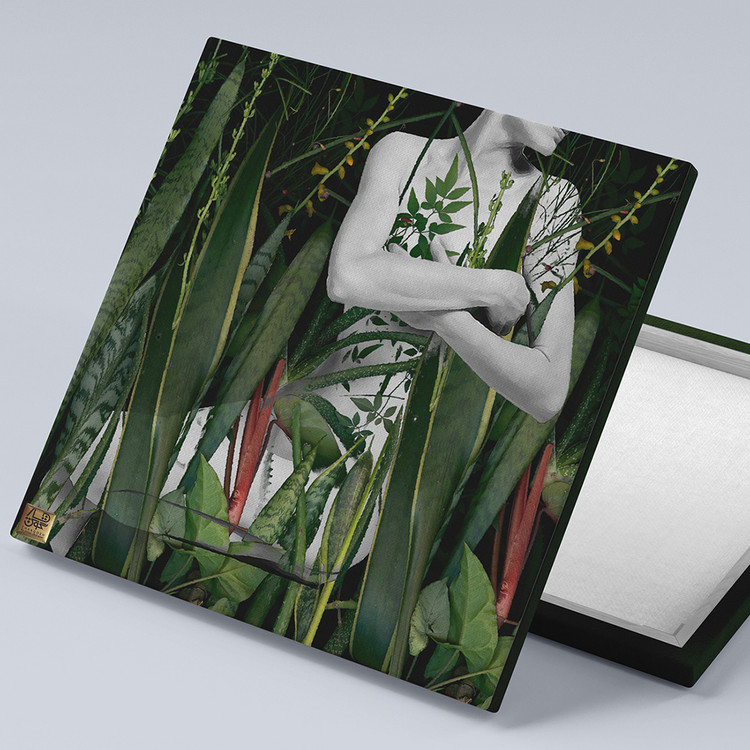 تابلو پیکره ای سفید در آغوش گل و گیاهان سبز با صورتی نیمه پیدا که به سمت راست مینگرد گالری چارگوش مدل 2315 سه بعدی