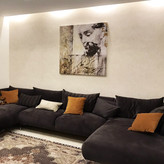 تابلو چهرهای محو بر دیوار اتفاق آوای زلزلهی هستی و قیامت درون از گالری چارگوش