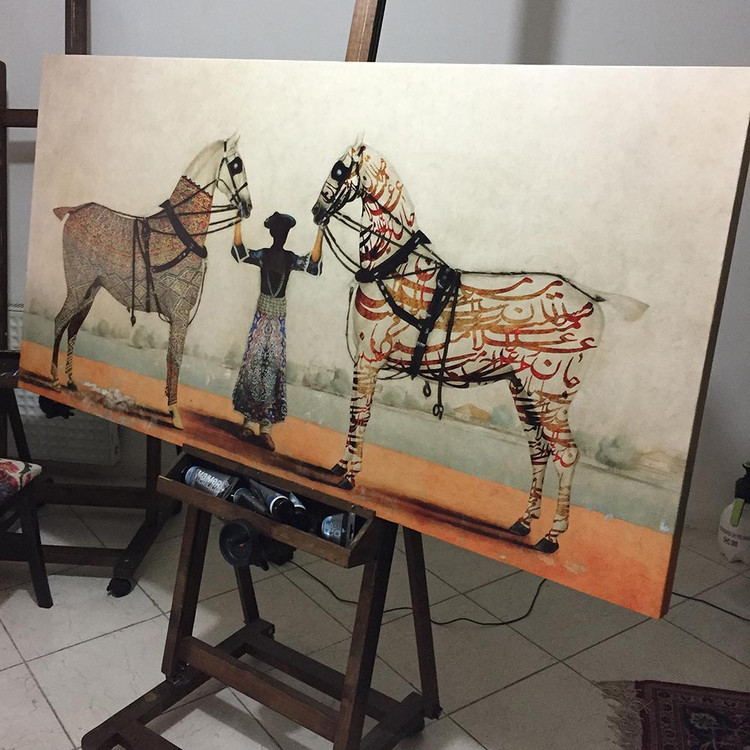 تابلو مدرن دو اسب عاشق ایرانی در دستان مهتر روحانی