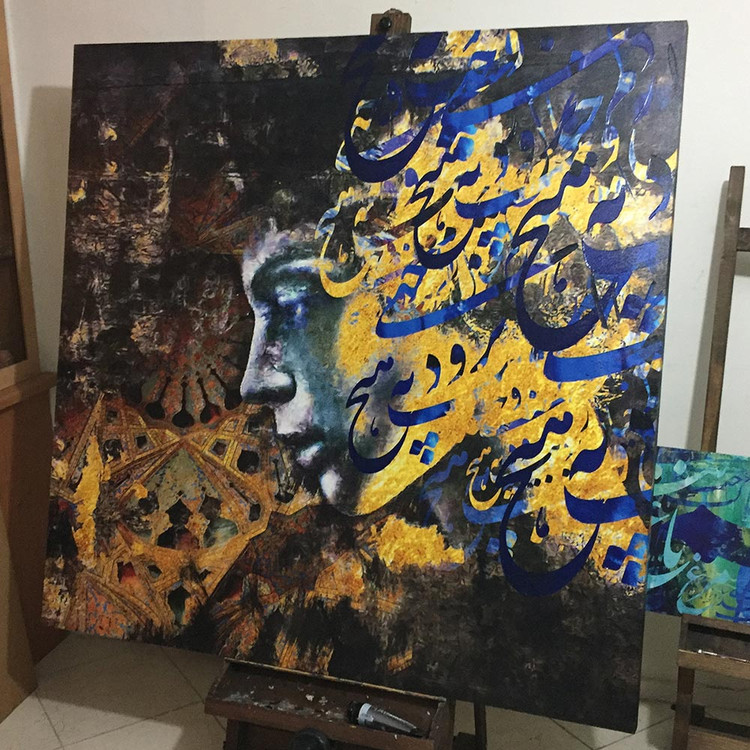 تابلو پرتره شعلهی هیچ؛ رقص خوشنویسی طلایی در بستر بتنی و مدرن | اثر احمد قلیزاده مدل 2873.2 روی سه پایه نقاشی