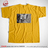 تیشرت زرد هنری با طرح جهان و کار جهان جمله هیچ بر هیچ است برند چام 2722