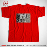 تیشرت قرمز هنری با طرح جهان و کار جهان جمله هیچ بر هیچ است برند چام 2722