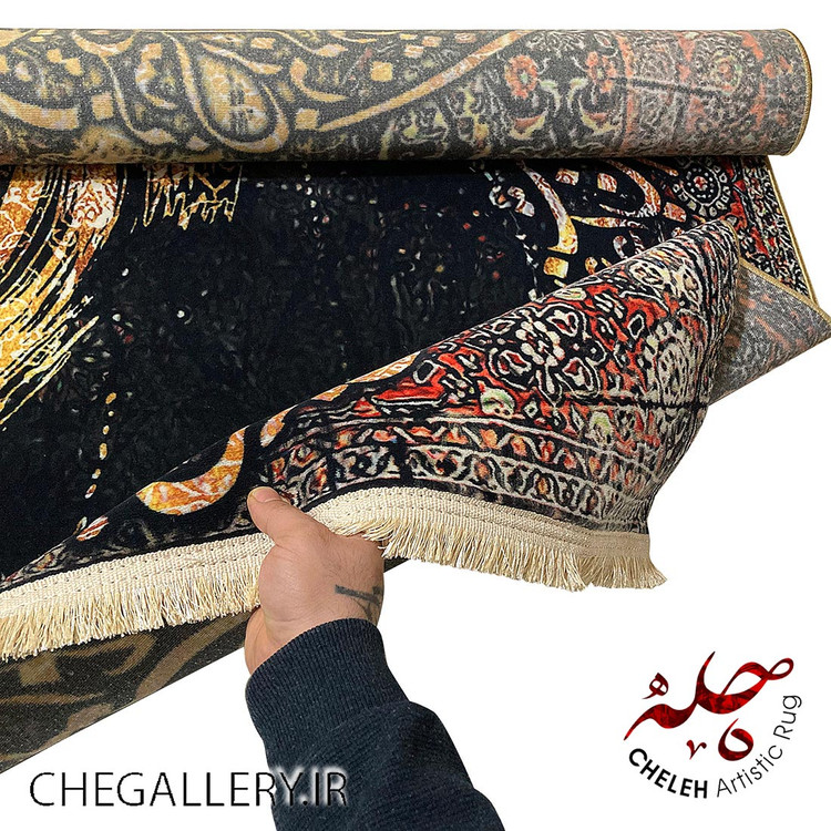 فرش آنتیک سلطان آباد چله با طرح شمس و قمر و شعری از مولانا، روایتی از عشق بدون مرز و کیهانی 233 در دست